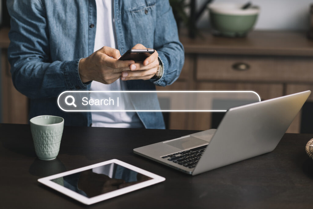 O SEO (Search Engine Optimization) é uma estratégia essencial para aumentar a visibilidade de um site nos motores de busca, atraindo mais visitantes qualificados. Estudos apontam que a implementação eficaz de técnicas de SEO pode resultar em um aumento de visitas de 30% a 200% em um período de seis meses a um ano Plyn Interativa . Além de melhorar o posicionamento nos resultados de pesquisa, o SEO também contribui para a construção de credibilidade e confiança junto aos usuários, pois sites bem posicionados são frequentemente percebidos como mais relevantes e confiáveis Dizain . Estratégias de SEO incluem a otimização de palavras-chave, criação de conteúdo relevante, melhoria da velocidade de carregamento do site e construção de links de qualidade, todas visando proporcionar uma melhor experiência ao usuário e aumentar as taxas de conversão Grupo Duo . Investir em SEO é, portanto, investir no crescimento sustentável e no sucesso a longo prazo do seu negócio no ambiente digital.